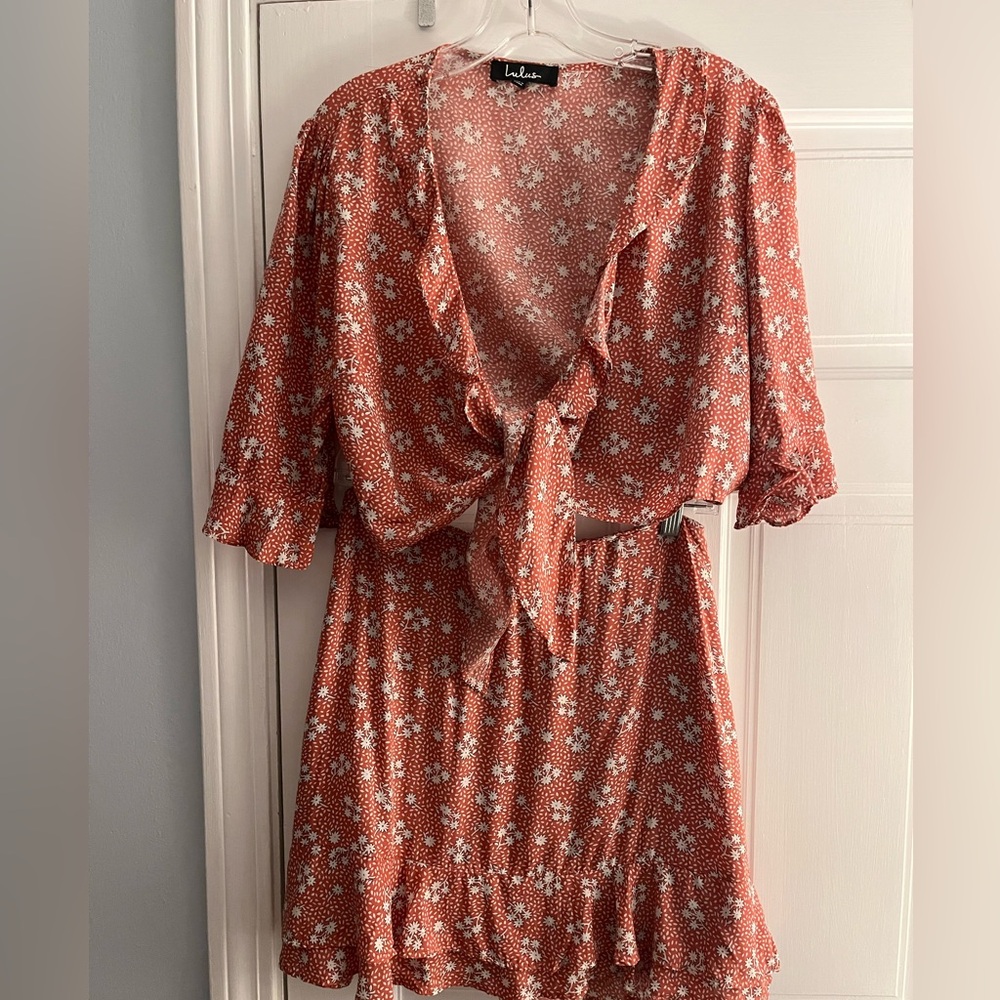 LuLus two piece. Tie front top & zipper skirt, Size medium